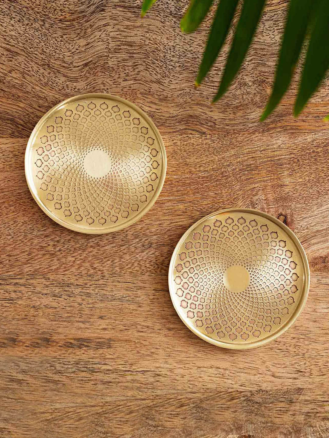 ExclusiveLane Gold Toned 2 Pieces Mughal Arc Etched Round Brass Coasters