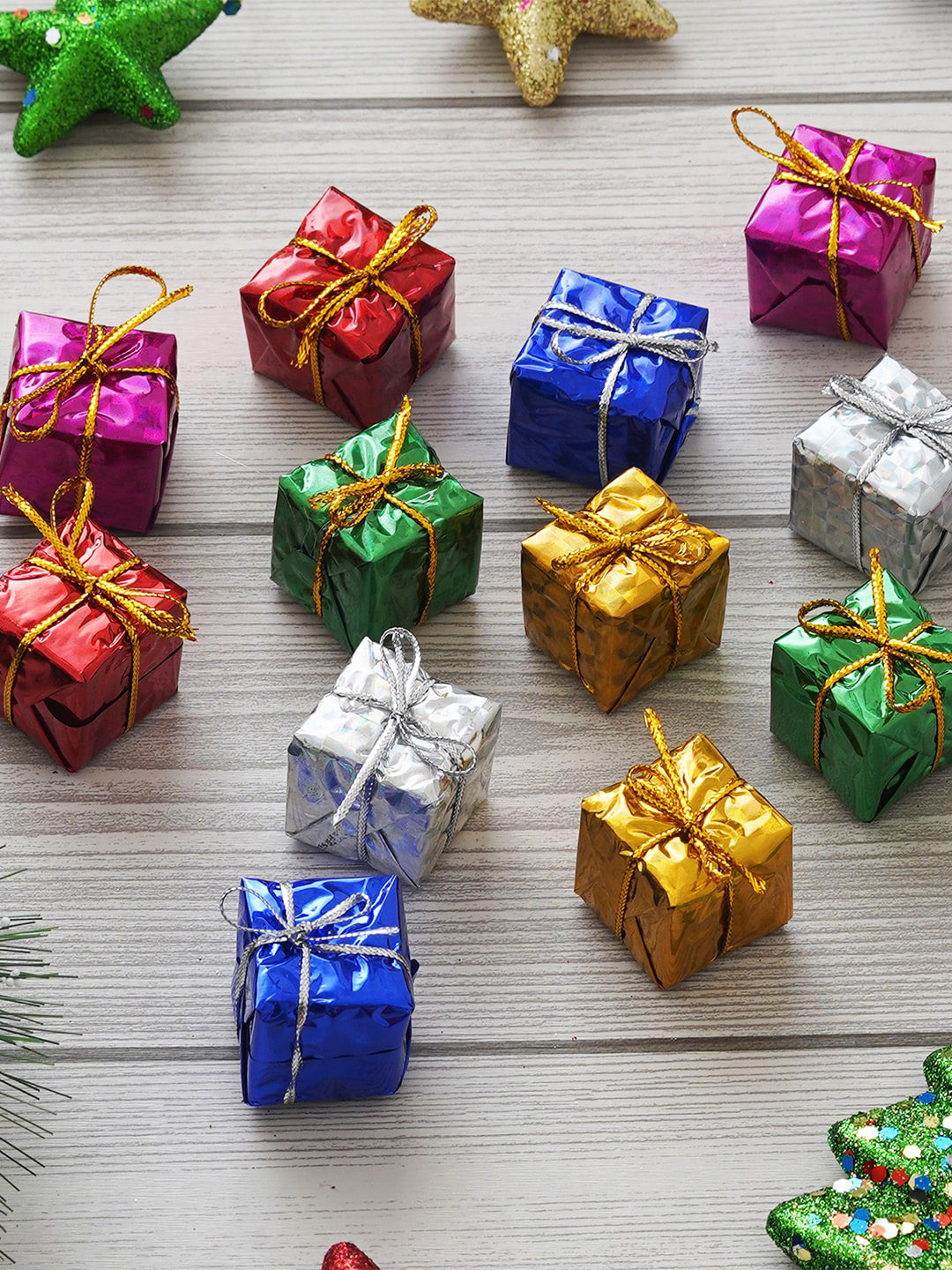 eCraftIndia 12 Pcs Red & Green Gift Boxes Christmas Tree Decor