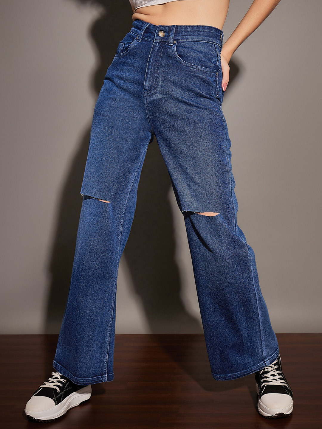 SASSAFRAS Women Light Fade Acid Wash Straight Fit Slash Knee Stretchable Jeans