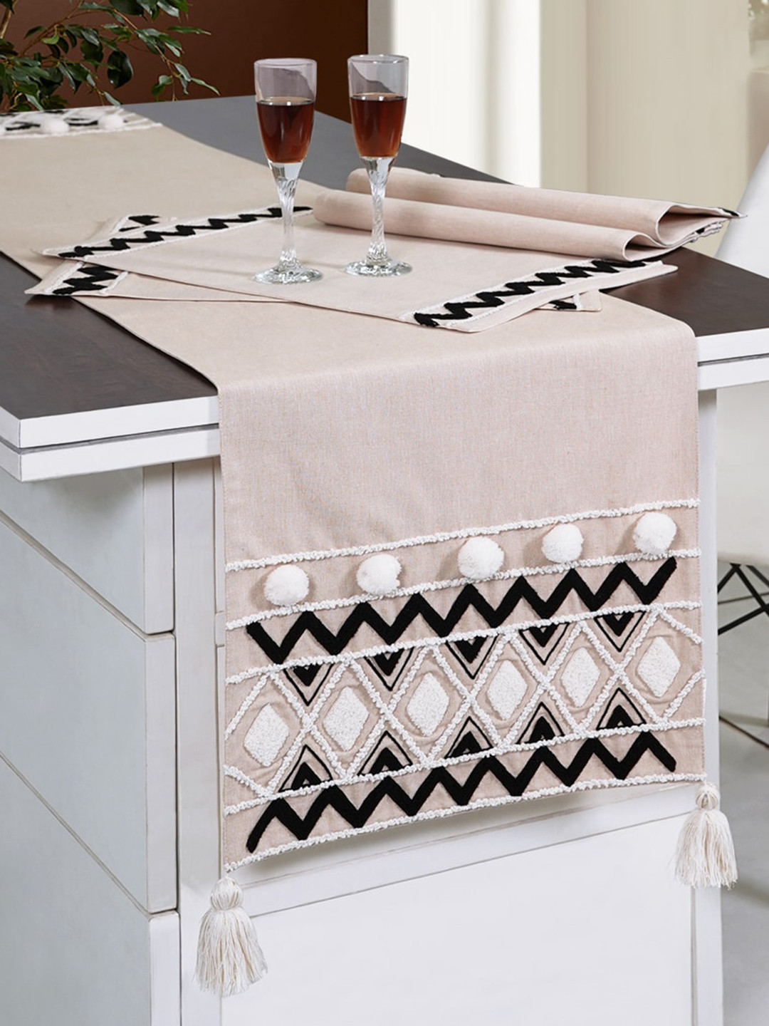 Ode & Cleo Beige and Black 5 Pieces Geometric Texture Design Table Linen Set