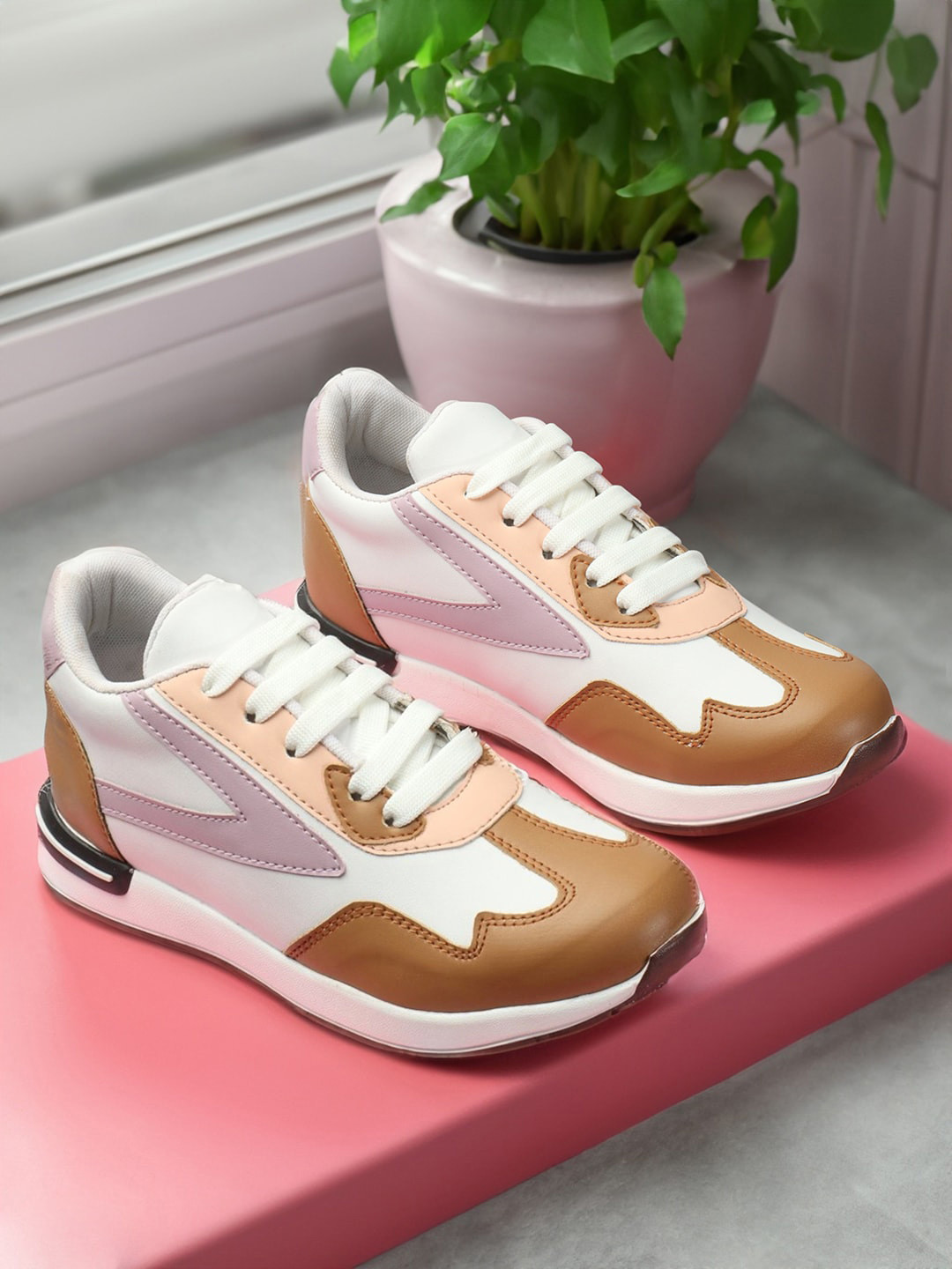 The Roadster Lifestyle Co. Women White Colourblocked Trending Lightweight Sneakers