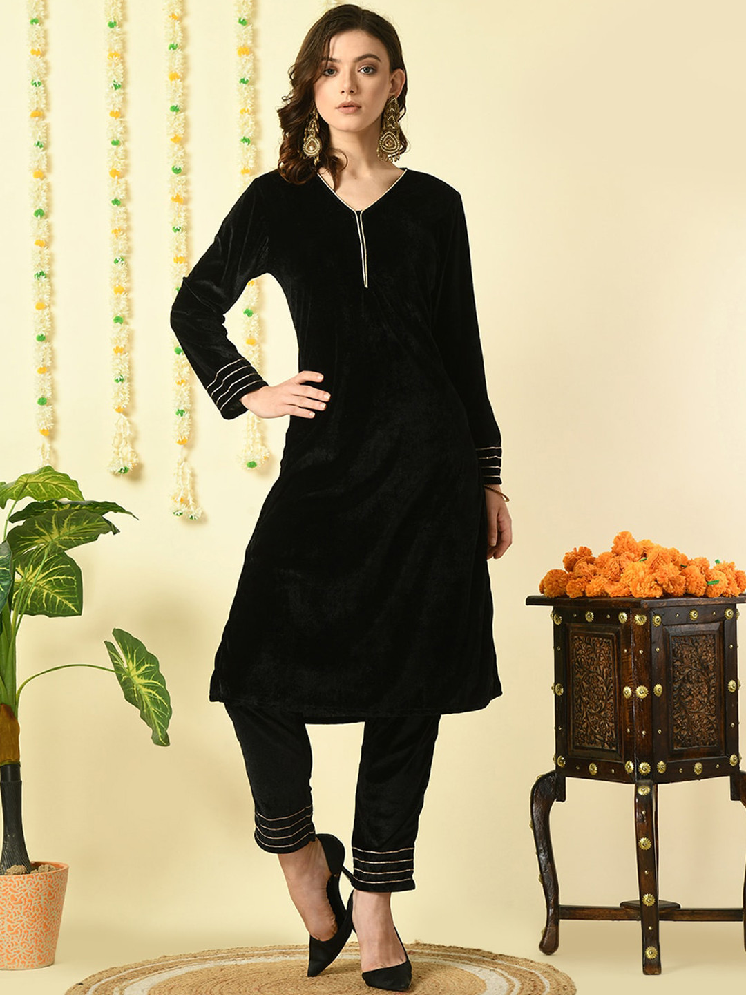 Myshka Women Black Regular Velvet Kurta with Trousers
