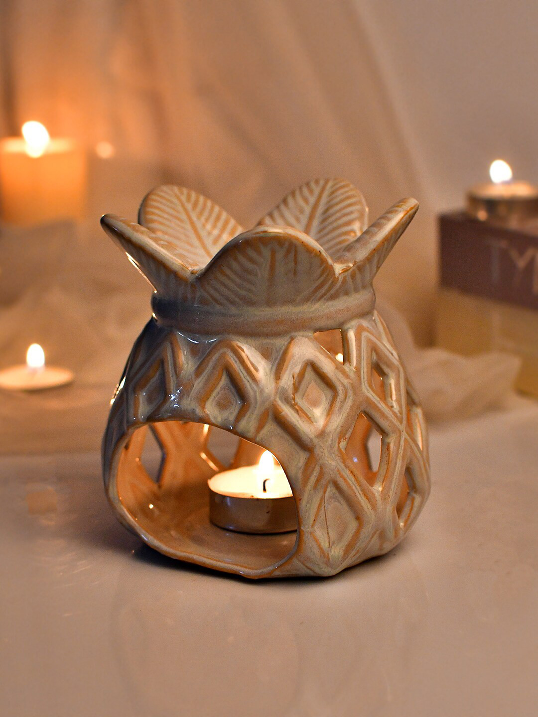 TAYHAA White & Beige Pineapple Shaped Ceramic Aroma Oil Diffuser