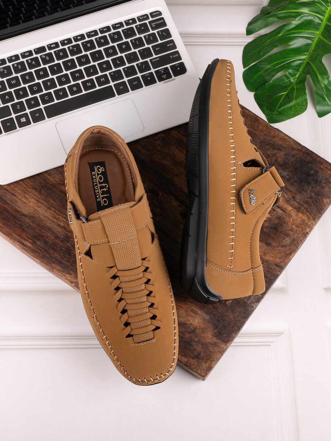 SOFTIO Men Textured Leather Shoe-Style Sandals