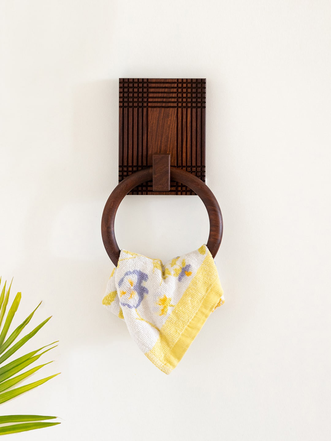 ExclusiveLane Brown Wooden Checkered Frame Ring Towel Holder