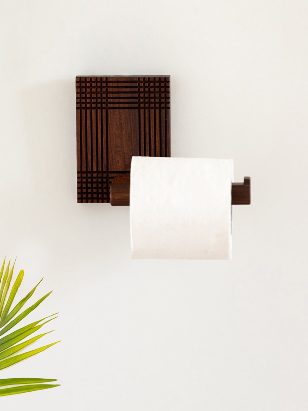 ExclusiveLane Brown Wooden Checkered Frame Bar Tissue Roll Holder