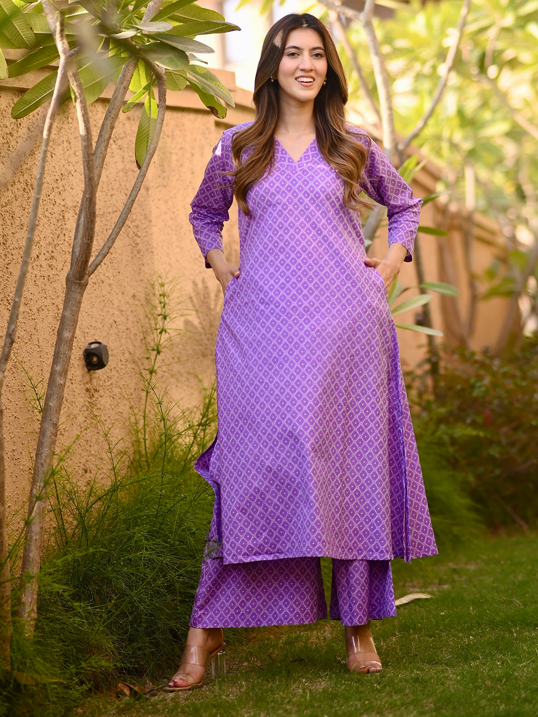 DIMPLE DESIGN STUDIO Bandhani Printed Pure Cotton V-Neck Straight Kurta With Pant