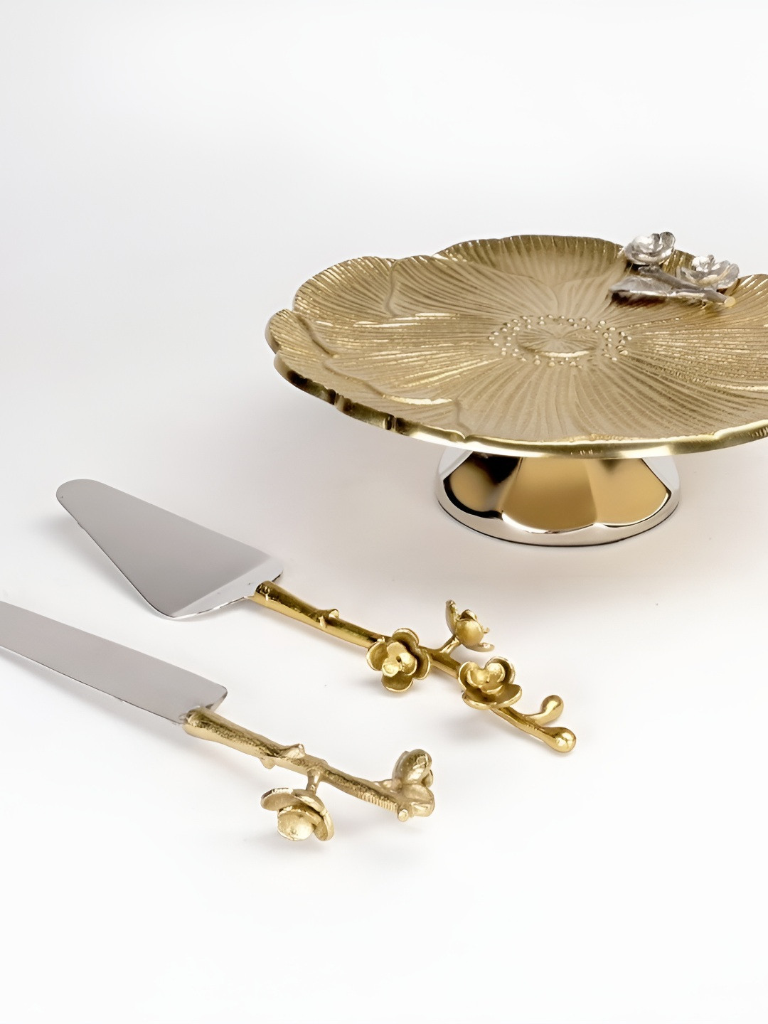 CasaGold Aurum 3 Pcs Gold-Toned Floral Aluminium Cake Platter & Knife Set