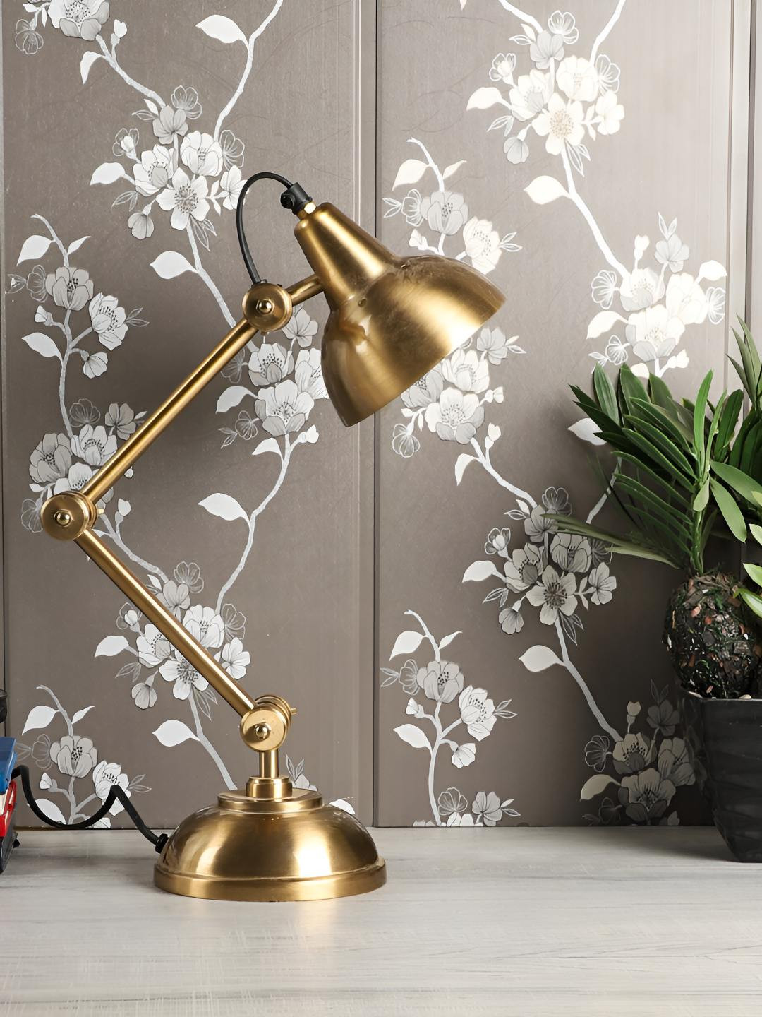 Decor de Maison Gold Toned Metal Table Lamp