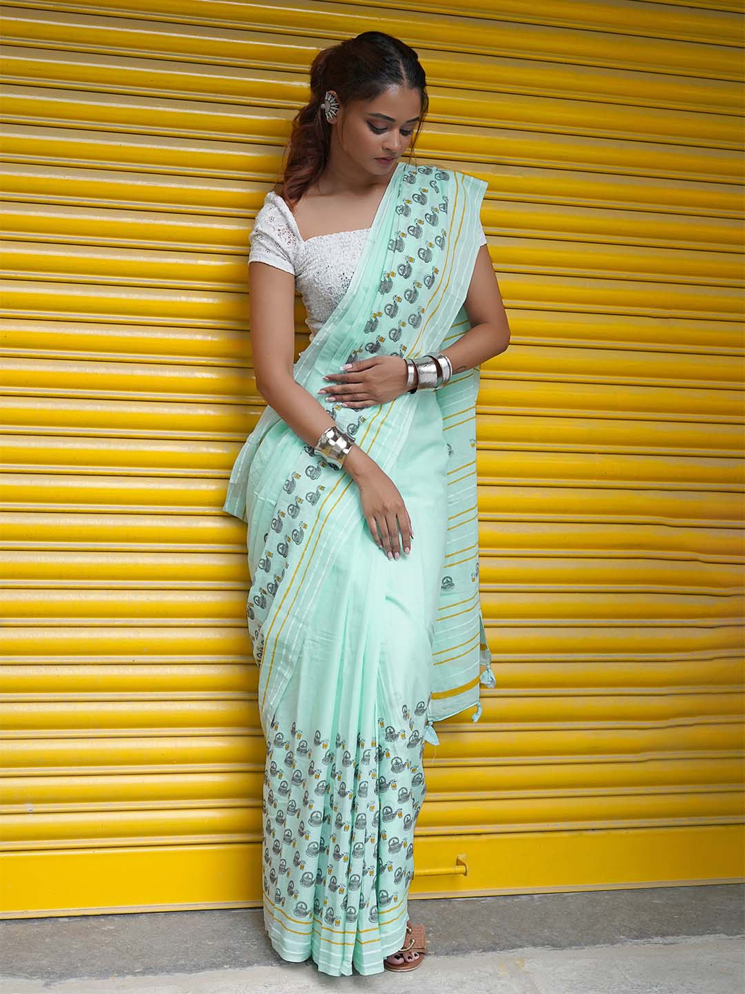 TEEJH Chai Pee Lo Friends Conversational Printed Mulmul Cotton Saree