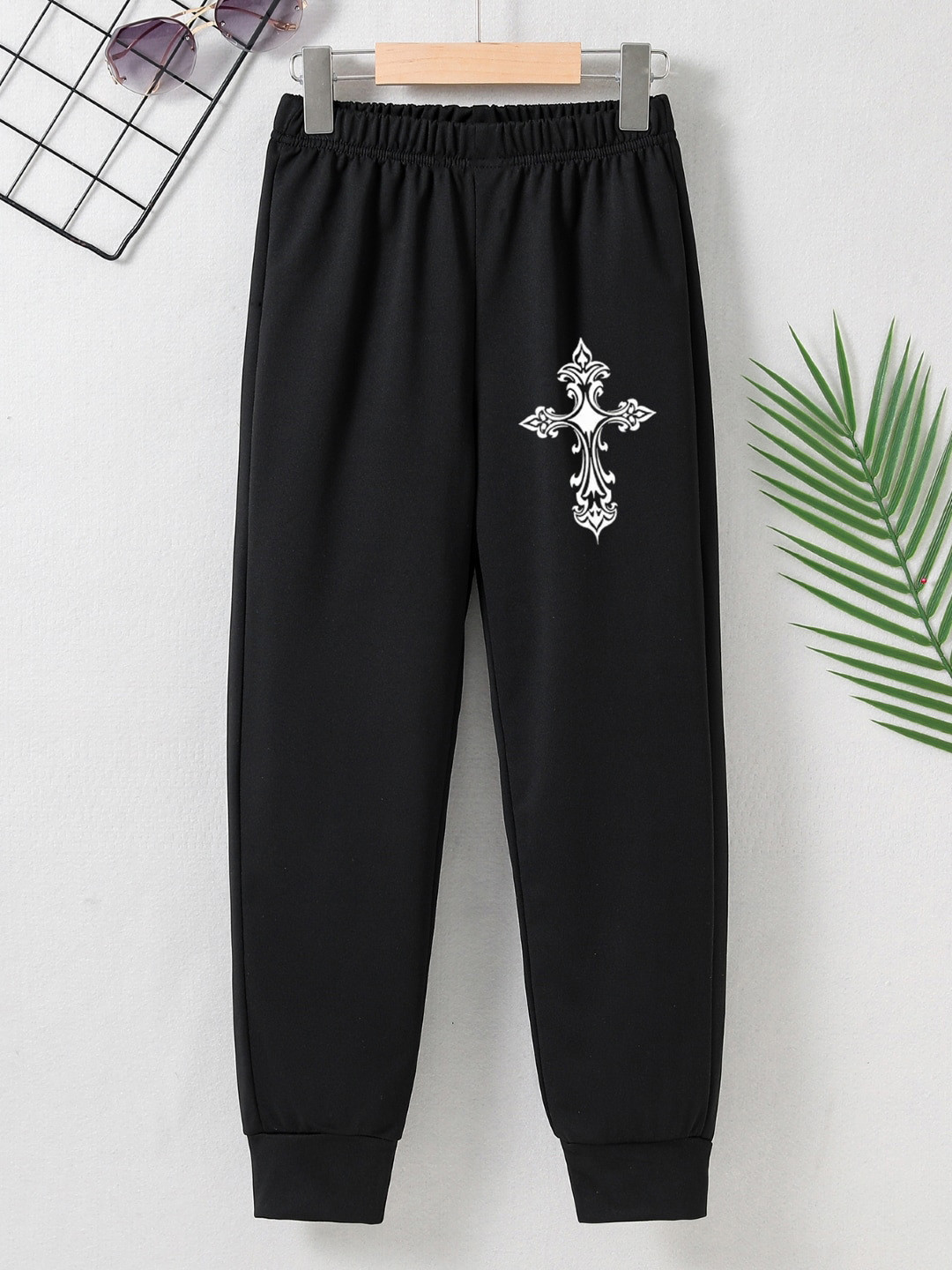 StyleCast Girls Black Graphic Printed Mid Rise Joggers