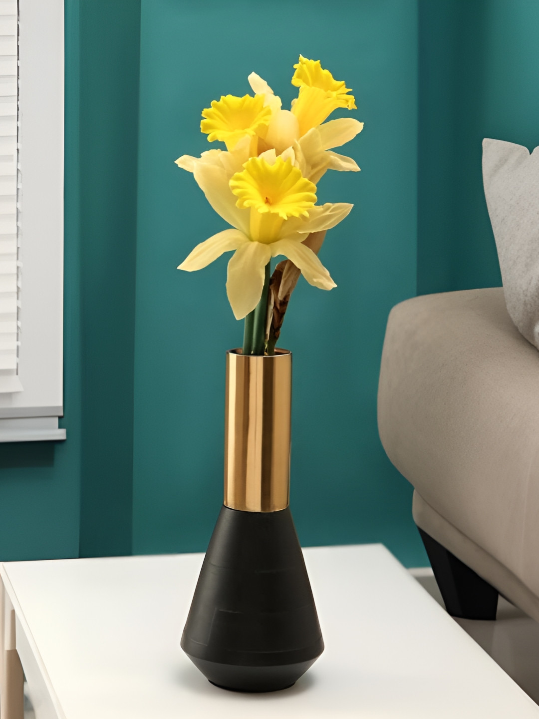 Decor de Maison Gold Toned & Black Deidra Vase