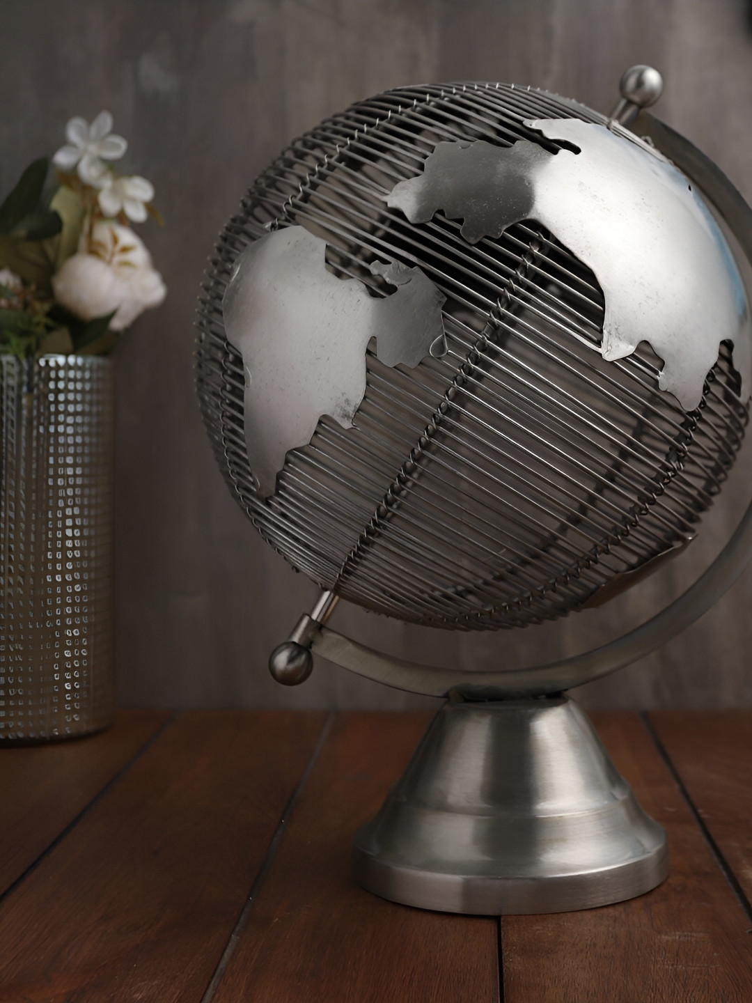 Decor de Maison Silver-Toned Metal Solidarity Large silver Globe Showpiece
