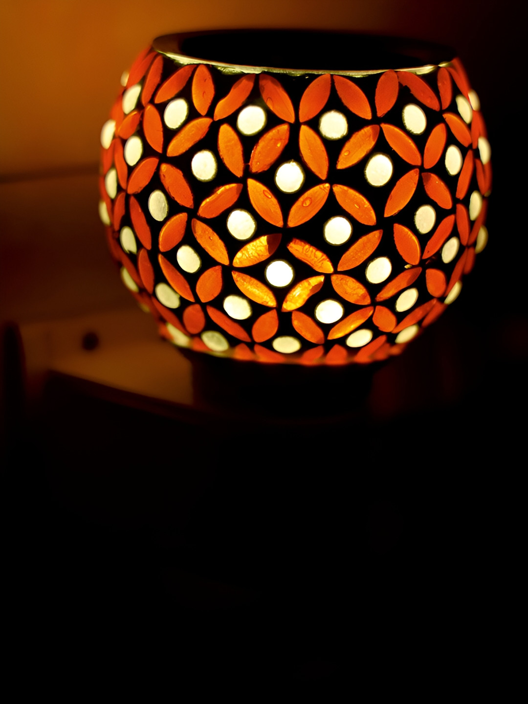 Gojeeva White & Red Camphor Diffuser Glass With Switch And lamp