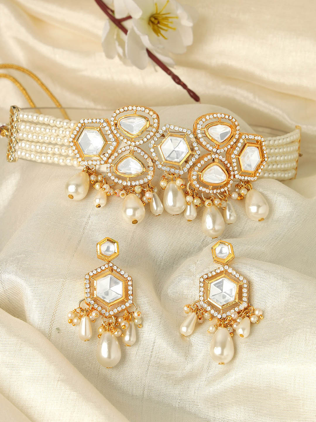 KARATCART Gold-Plated Kundan-Studded & Pearl-Beaded Choker Jewellery Set