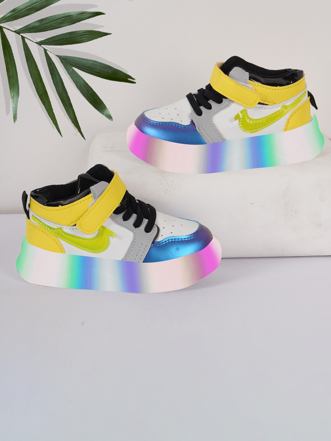 BAESD Kids Colourblocked Lightweight Led Light Sneakers