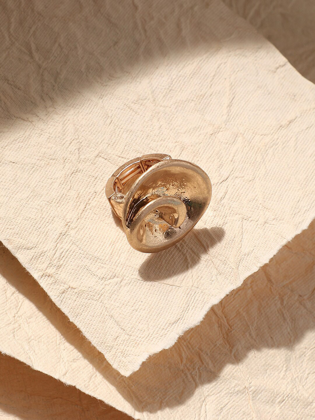 SOHI Gold-Plated Rose Swirl Cocktail Finger Ring