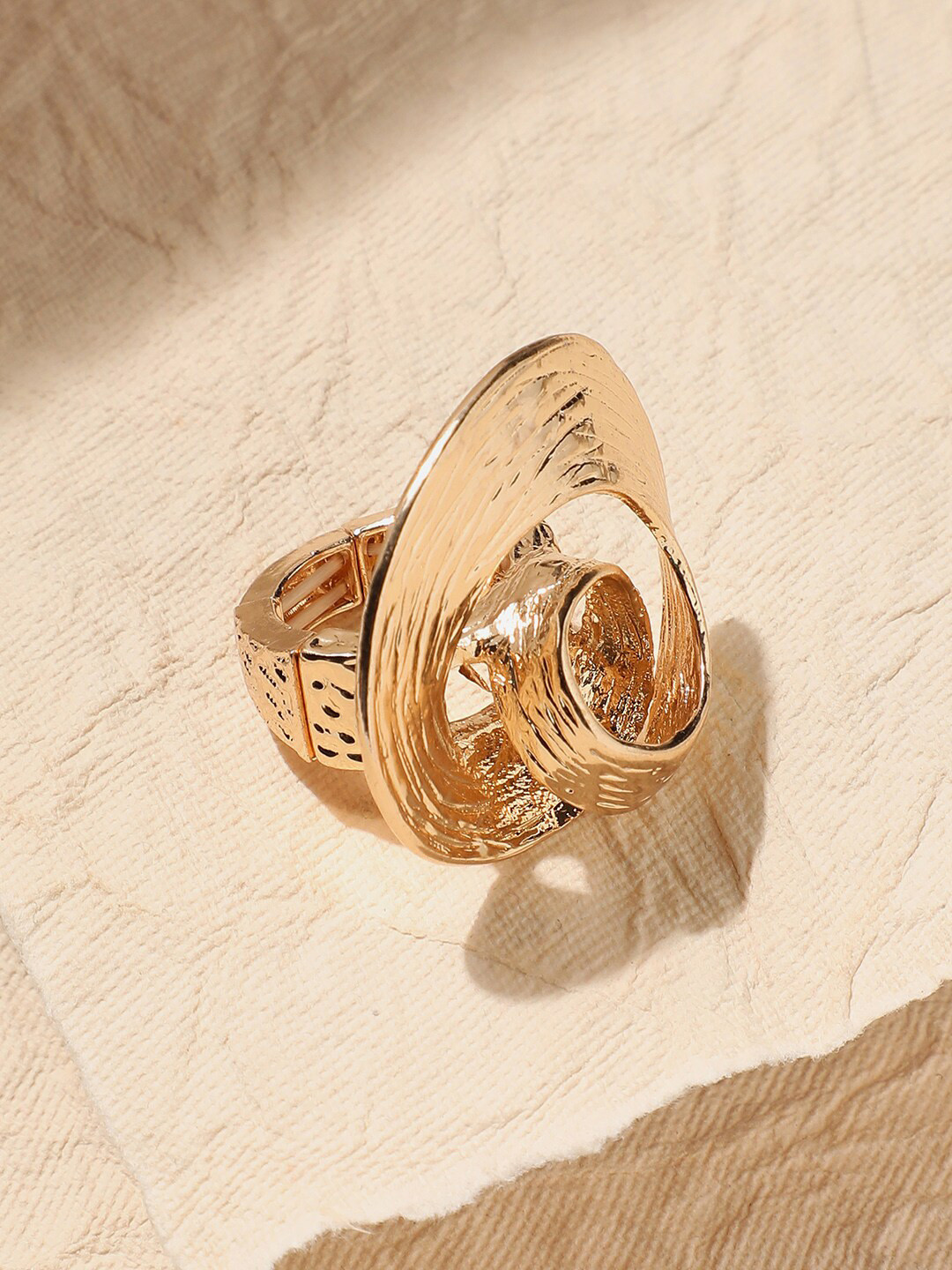 SOHI Gold-Plated Spiral Cocktail Finger Ring