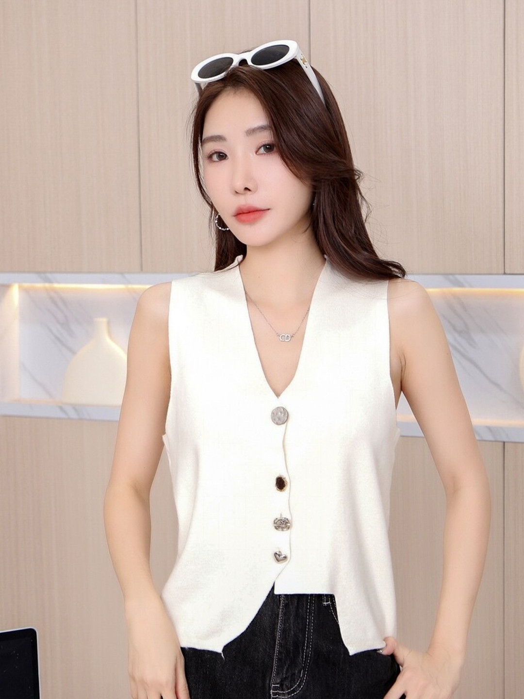 StyleCast White V-Neck Sleeveless Top