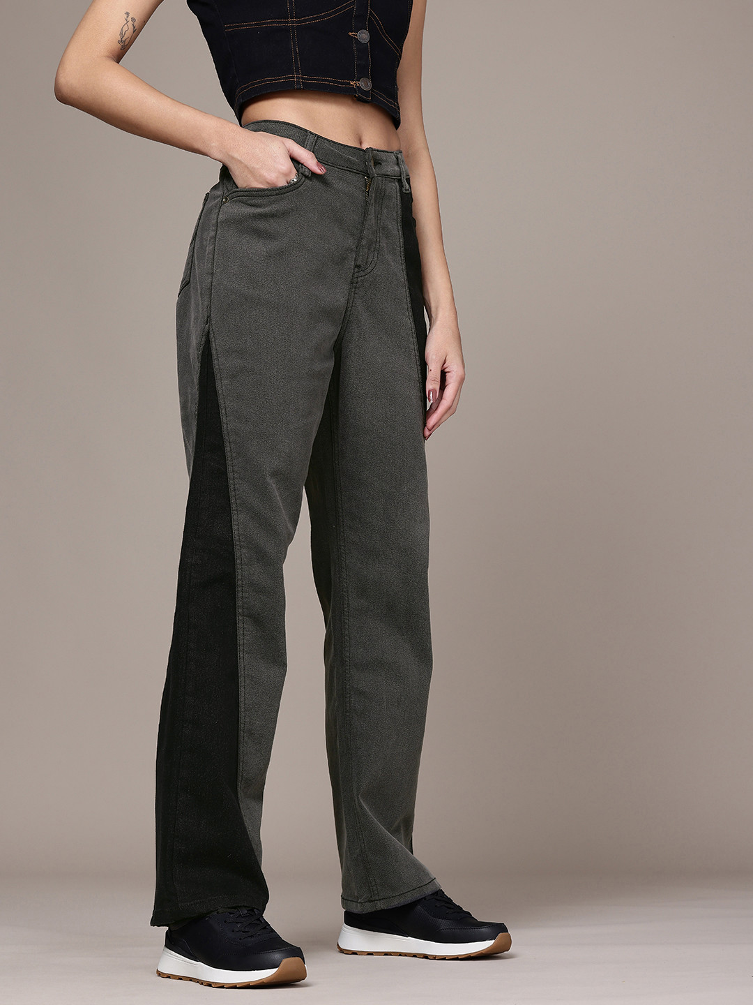 The Roadster Life Co. Straight Fit Stretchable Jeans with Colour Contrast Patch Detail