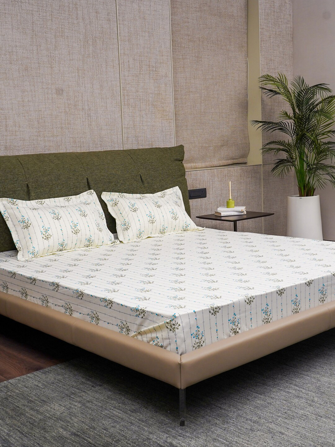 URBAN SPACE Blue & White Floral Fitted Cotton 200 TC King Bedsheet With 2 Pillow Covers