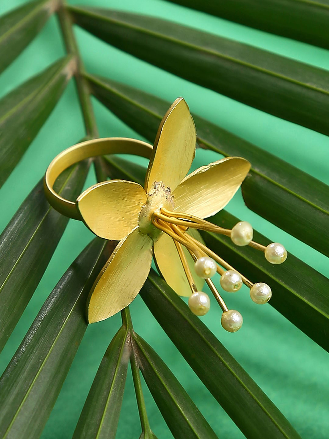 DressBerry Gold-Plated Pearl Beaded Flower Finger Ring