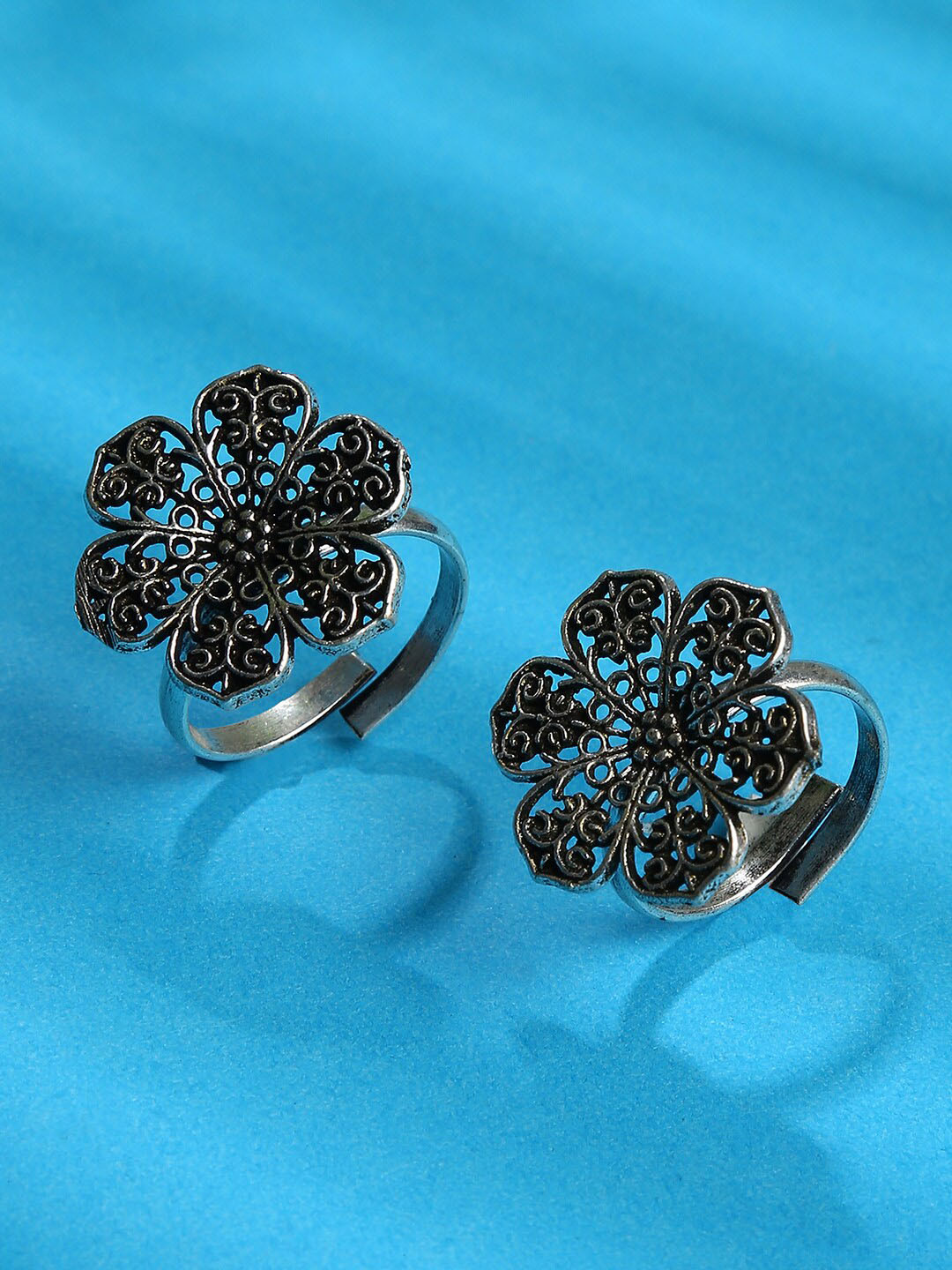 DressBerry Set of 2 Oxidised Silver-Plated Flower Design Adjustable Toe Rings