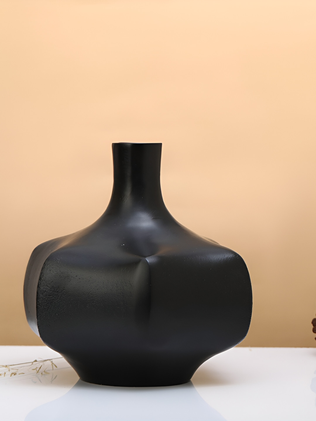 Decor de Maison Verdant Black Textured Metal Flower Vase