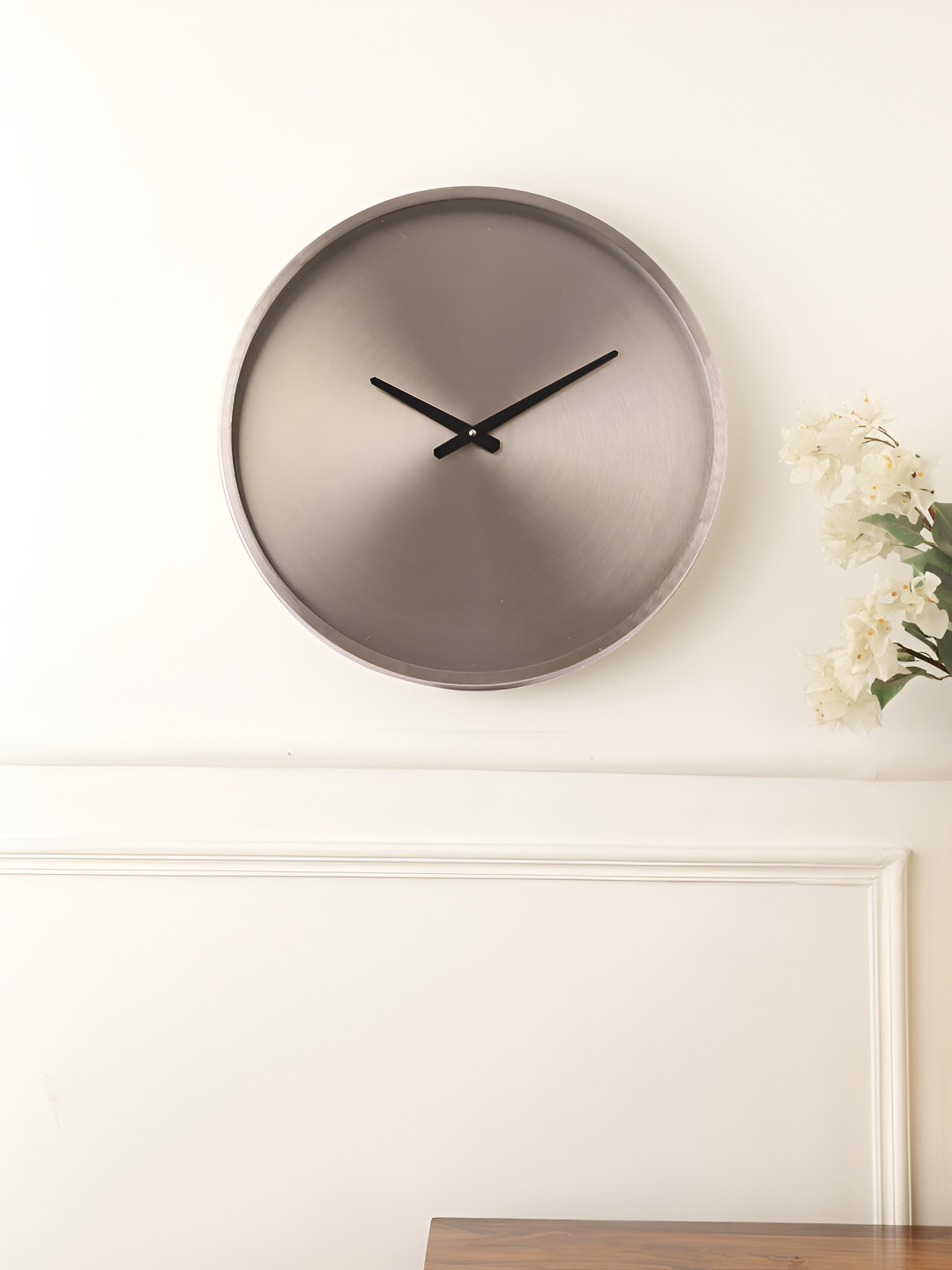 Decor de Maison Silver-Toned Round Metal Wall Clock
