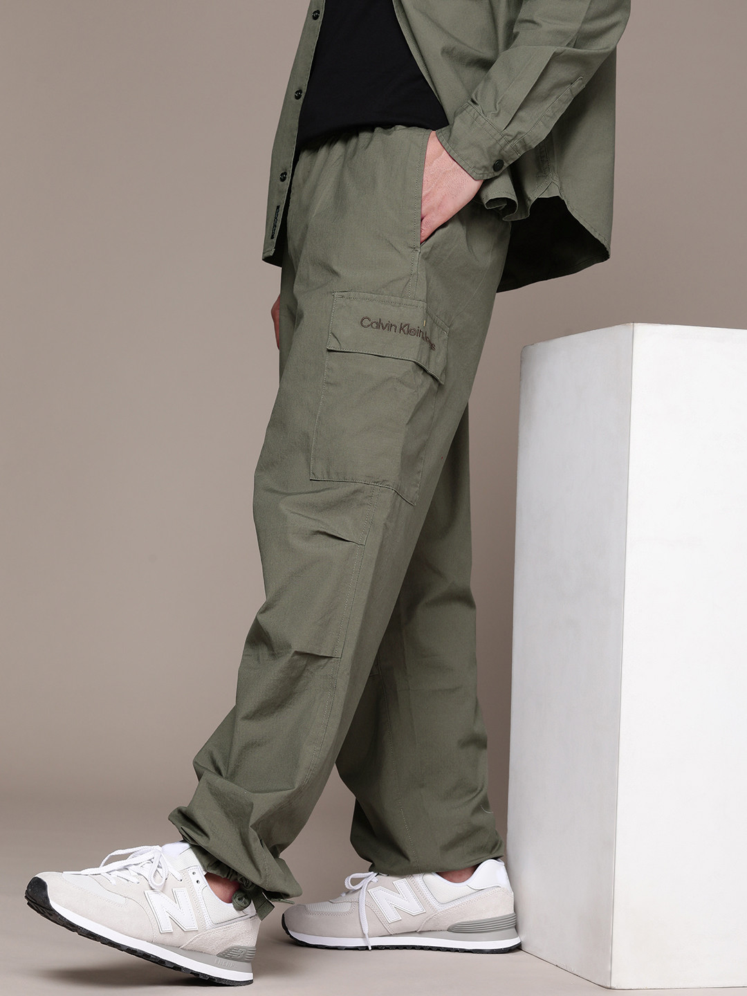 Calvin Klein Jeans Men Solid Pure Cotton Mid-Rise Cargos