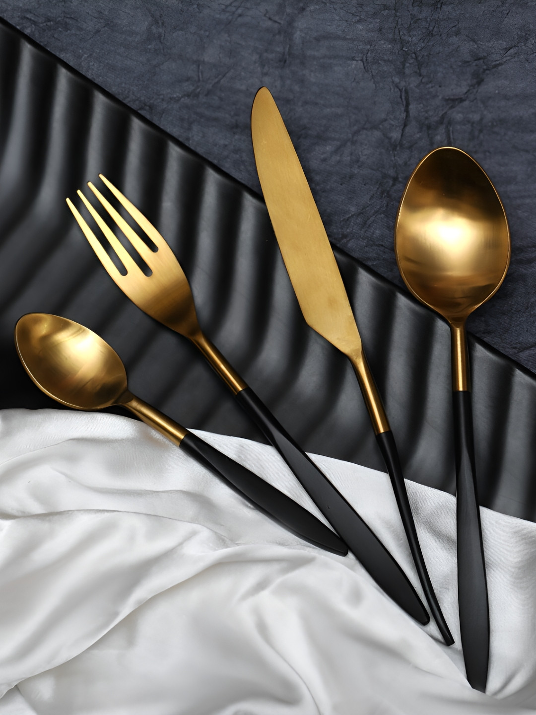 Decor de Maison Ava Luxe Gold Toned & Black 16 Pieces Stainless Steel Cutlery Set