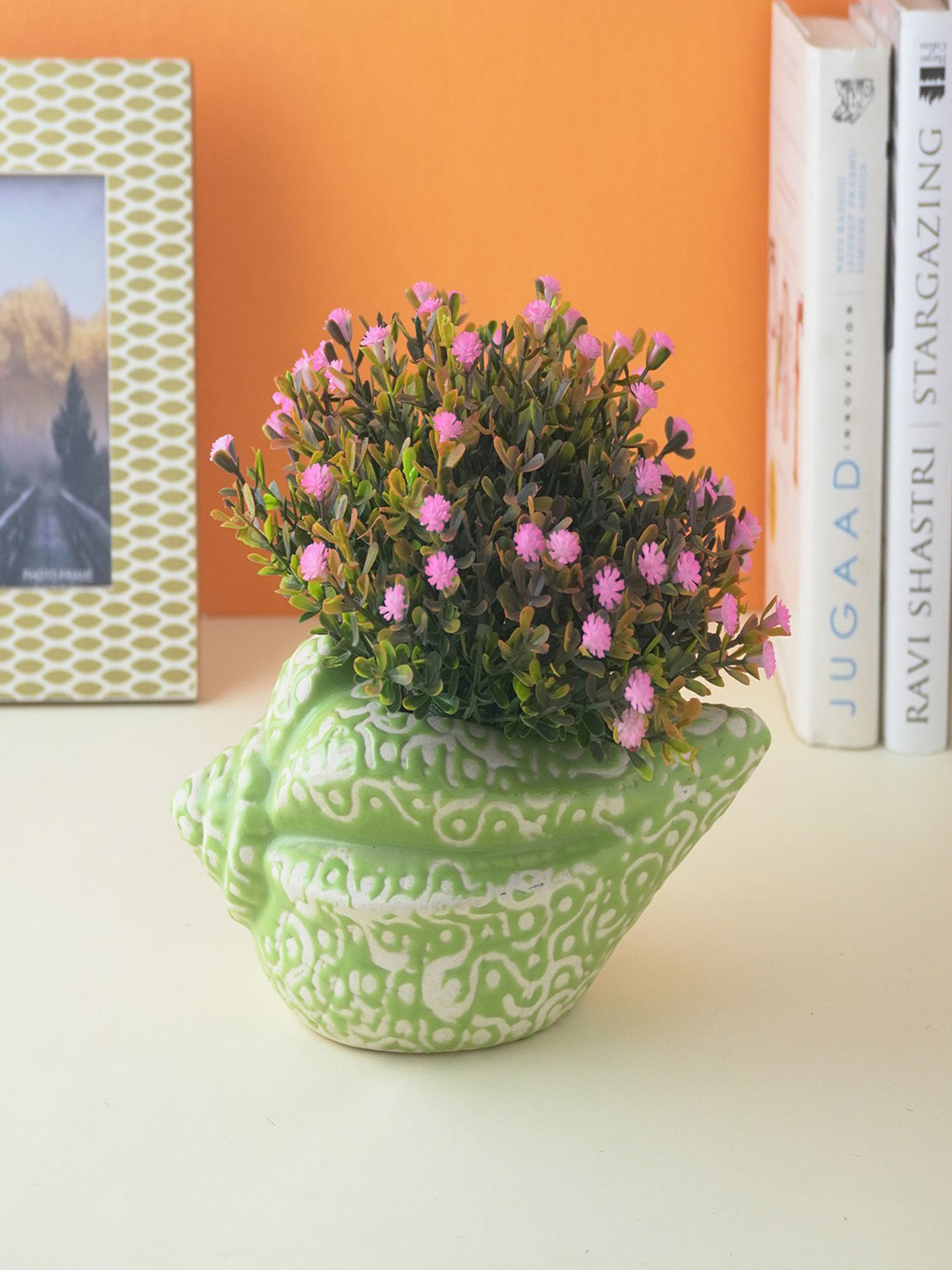 The Decor Mart Green & Whitev Textured Ceramic Shell Planters