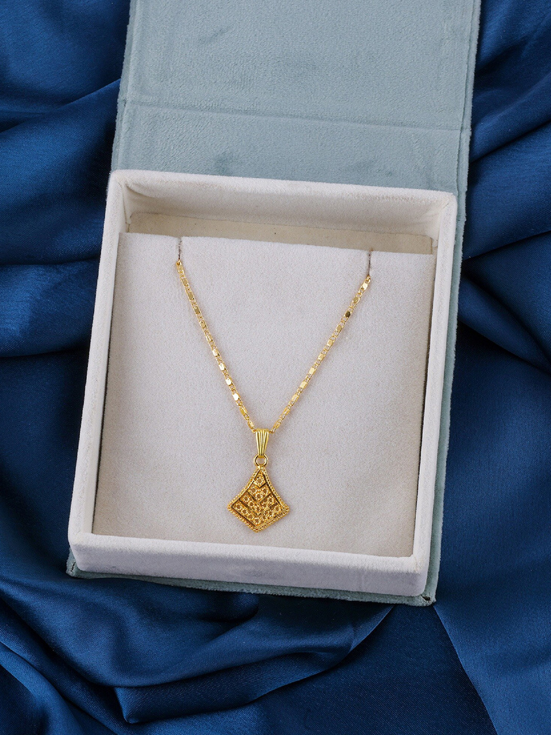DressBerry Gold Toned Gold Plated Artificial Stones Chain & Pendant