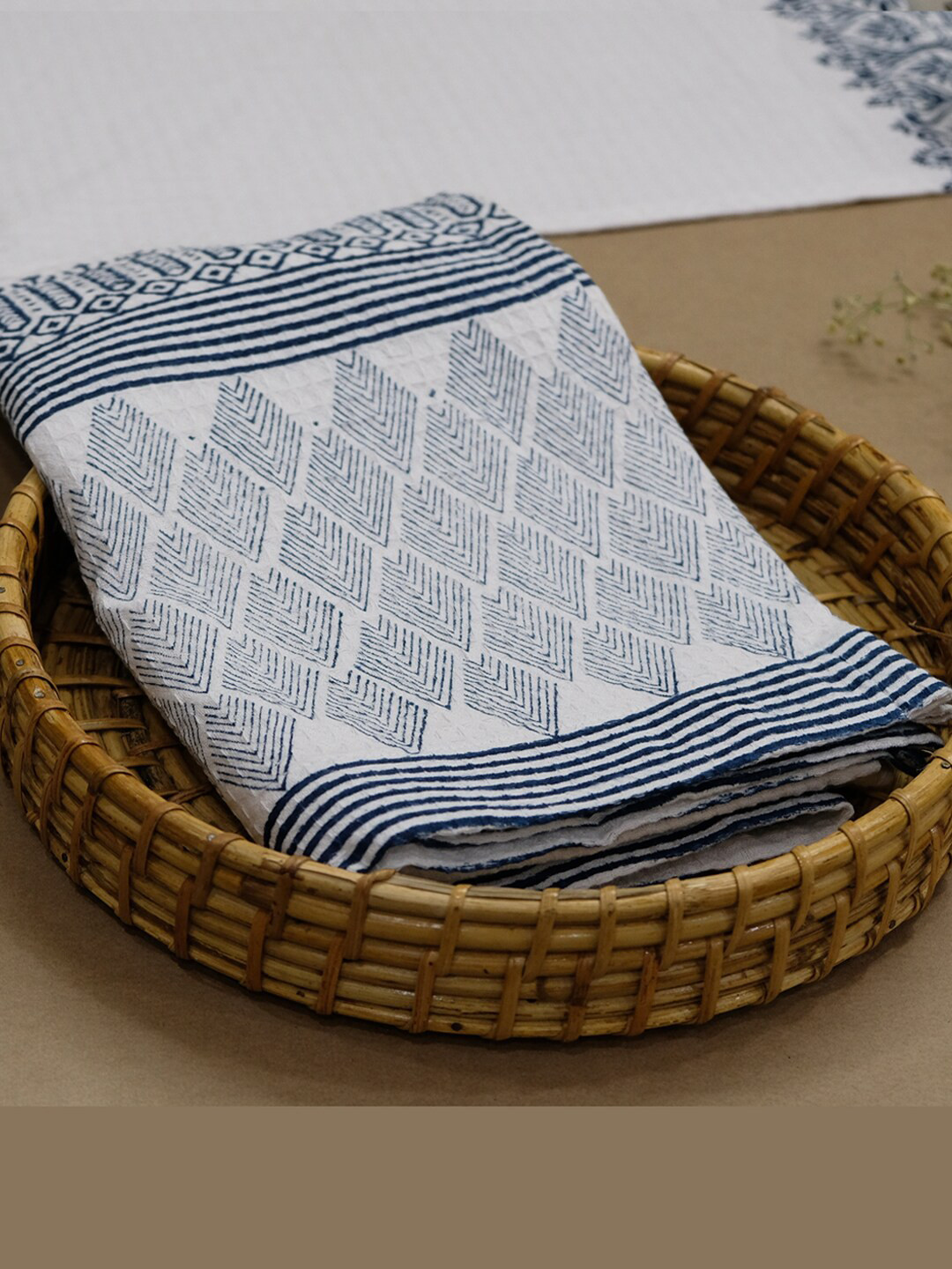 DESIGN GAATHA White & Blue Geometric Printed 350 GSM Cotton Bath Towel