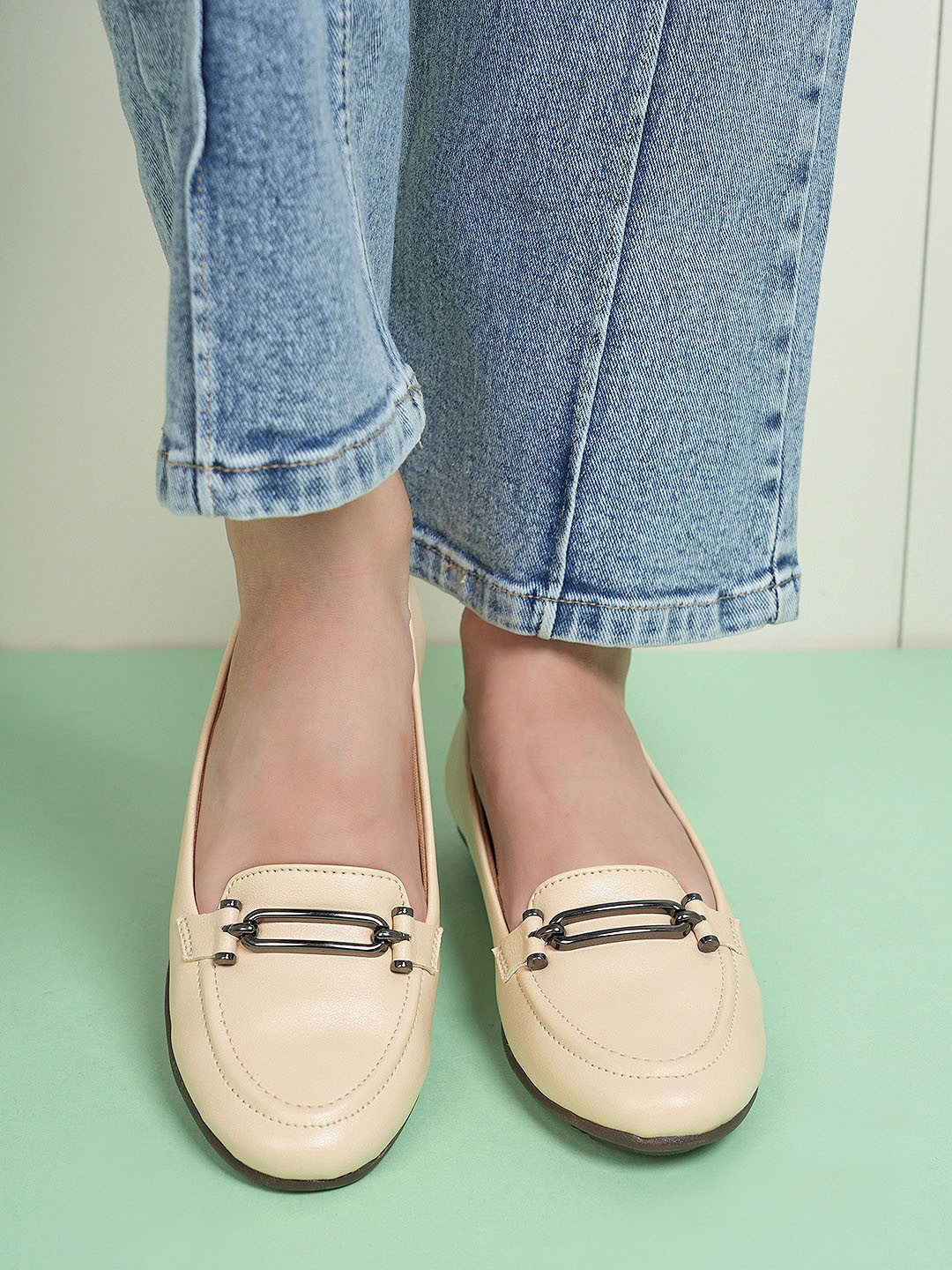 DressBerry Cream-Coloured Embellished Ballerinas