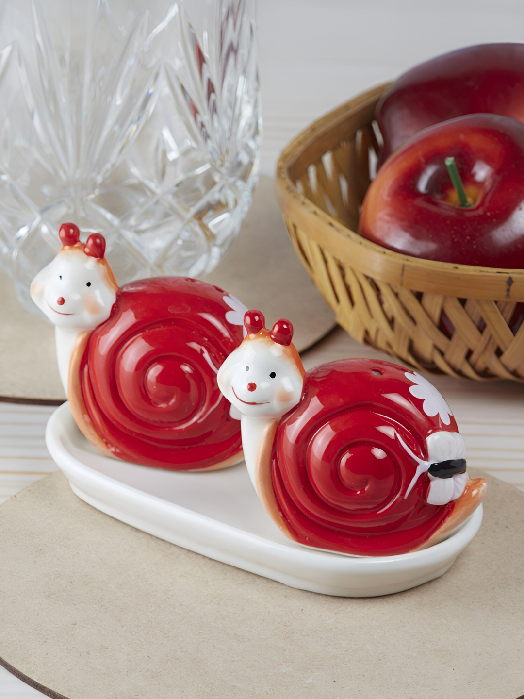 Kookee Red & White Snail Designed Ceramic Salt & Pepper Set With Tray