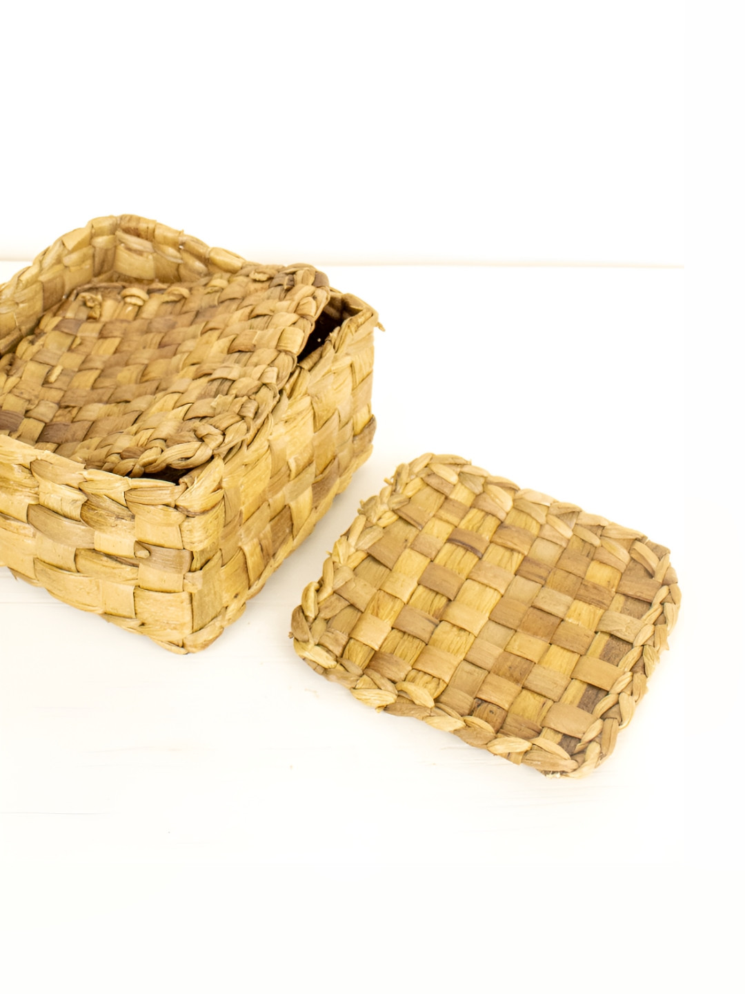 BYORA HOMES Brown 6 Pieces Square Weaver Coasters With Holder