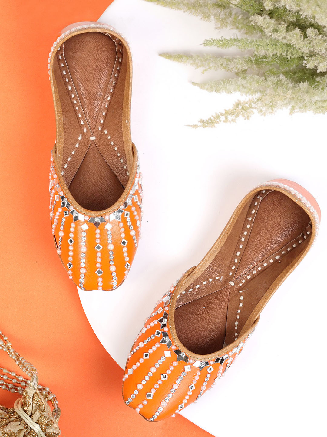 PehnawaCraft Women Embellished Leather Mojaris