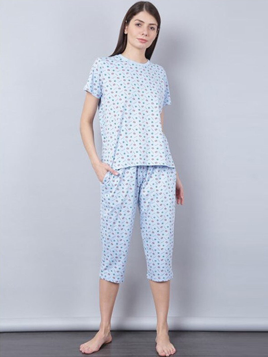 Aila Graphic Printed T-shirt With Capris