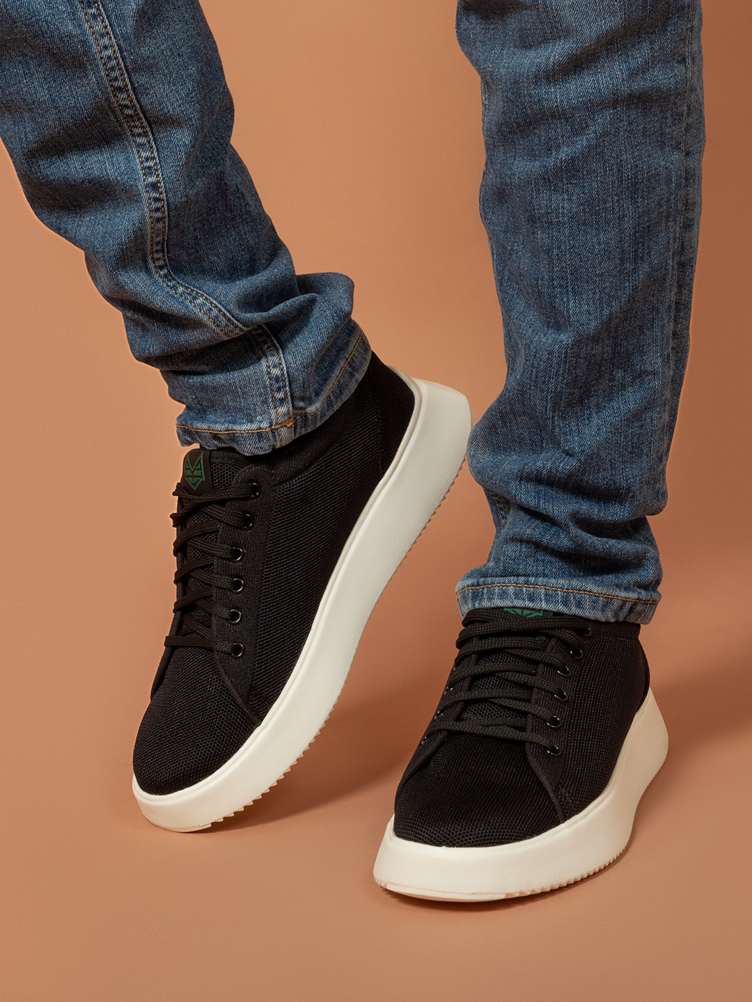 Big Fox Men Textured Round Toe Sneakers