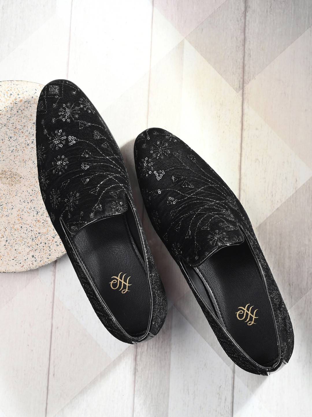 House of Pataudi Men Ethnic Embroidered Lightweight Mojaris