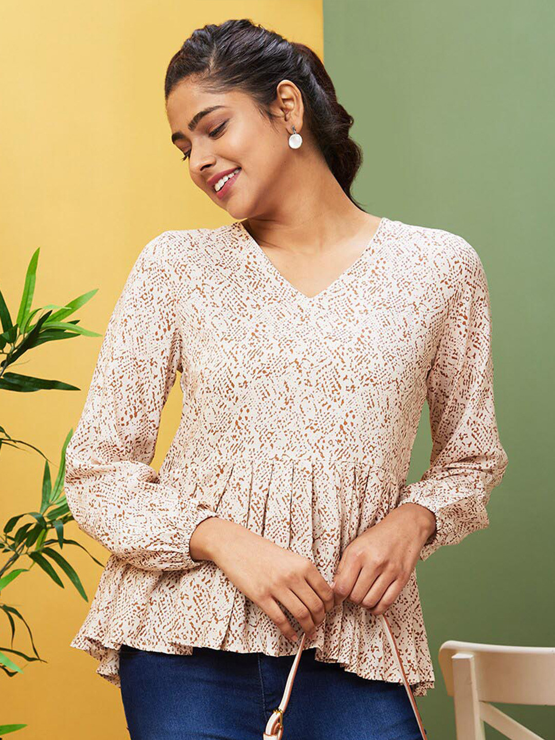 Globus White Abstract Printed V-Neck Puff Sleeve Gathered Peplum Top