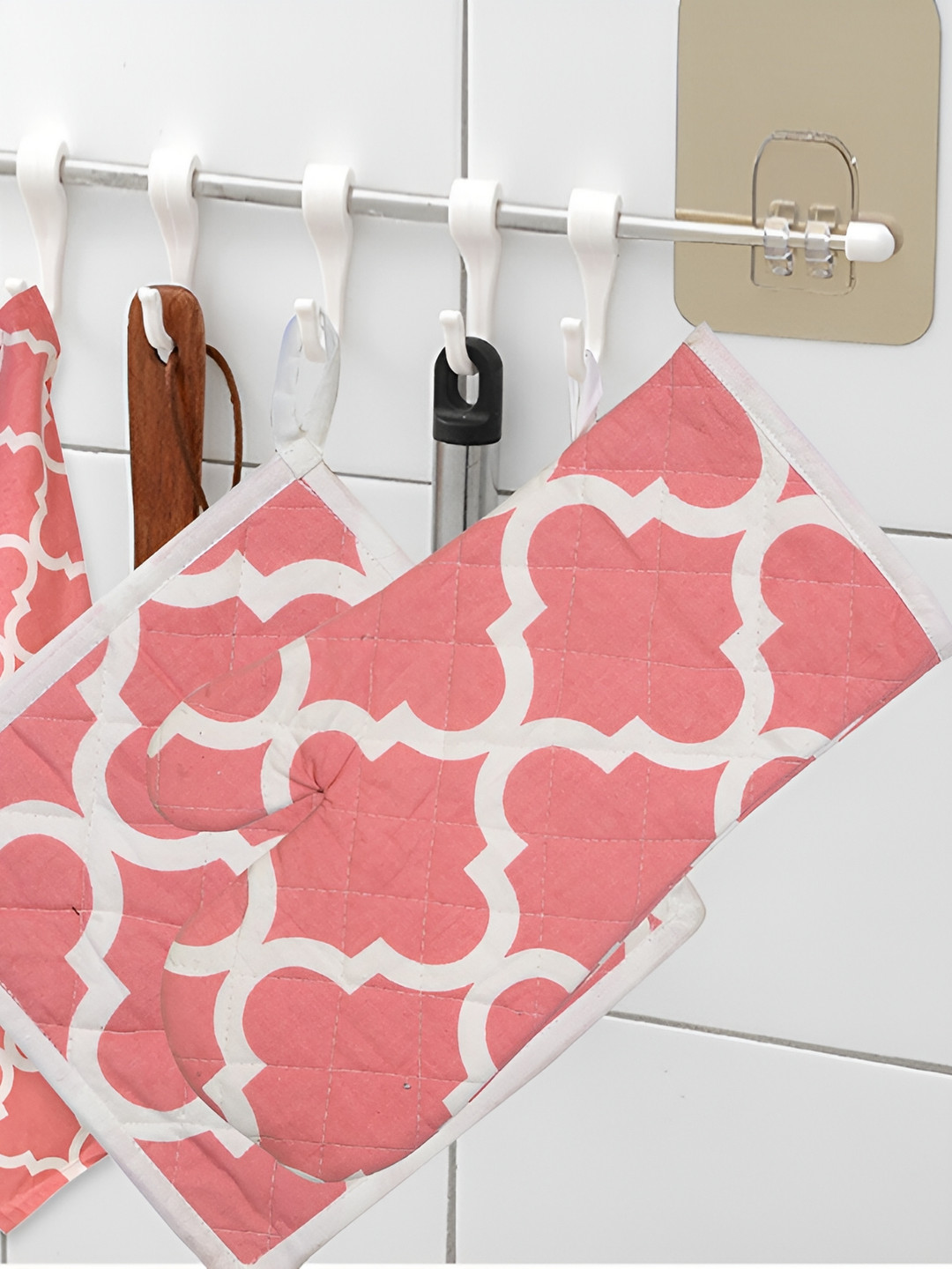 Texstylers 4 Pieces White & Red Printed Cotton Tea Towel With Gloves & Pot Holder