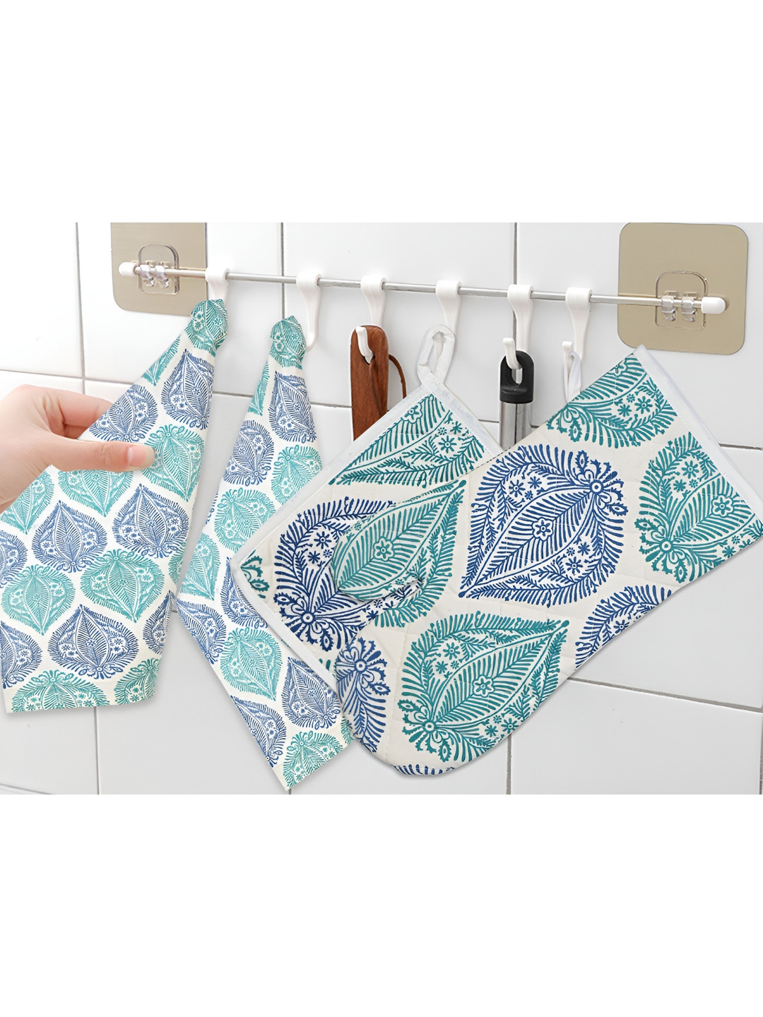 Texstylers Blue & White 4 Pieces Printed Cotton Tea Towels With Gloves & Pot Holder