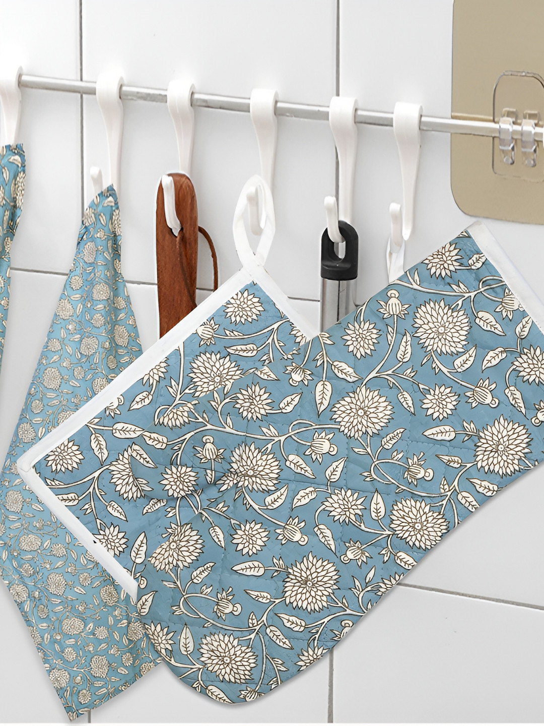 Texstylers Blue& White  4-Pcs Floral Cotton Kitchen Linen Sets