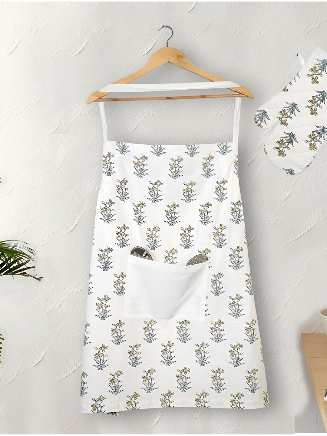 Texstylers  2 Pieces White Printed Cotton Apron With Oven Mitt