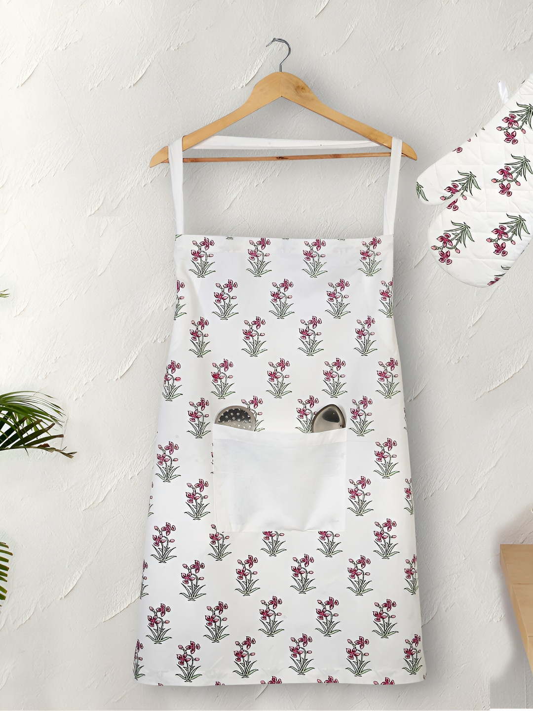 Texstylers Pink & White Floral Printed Cotton Oven Glove & Apron