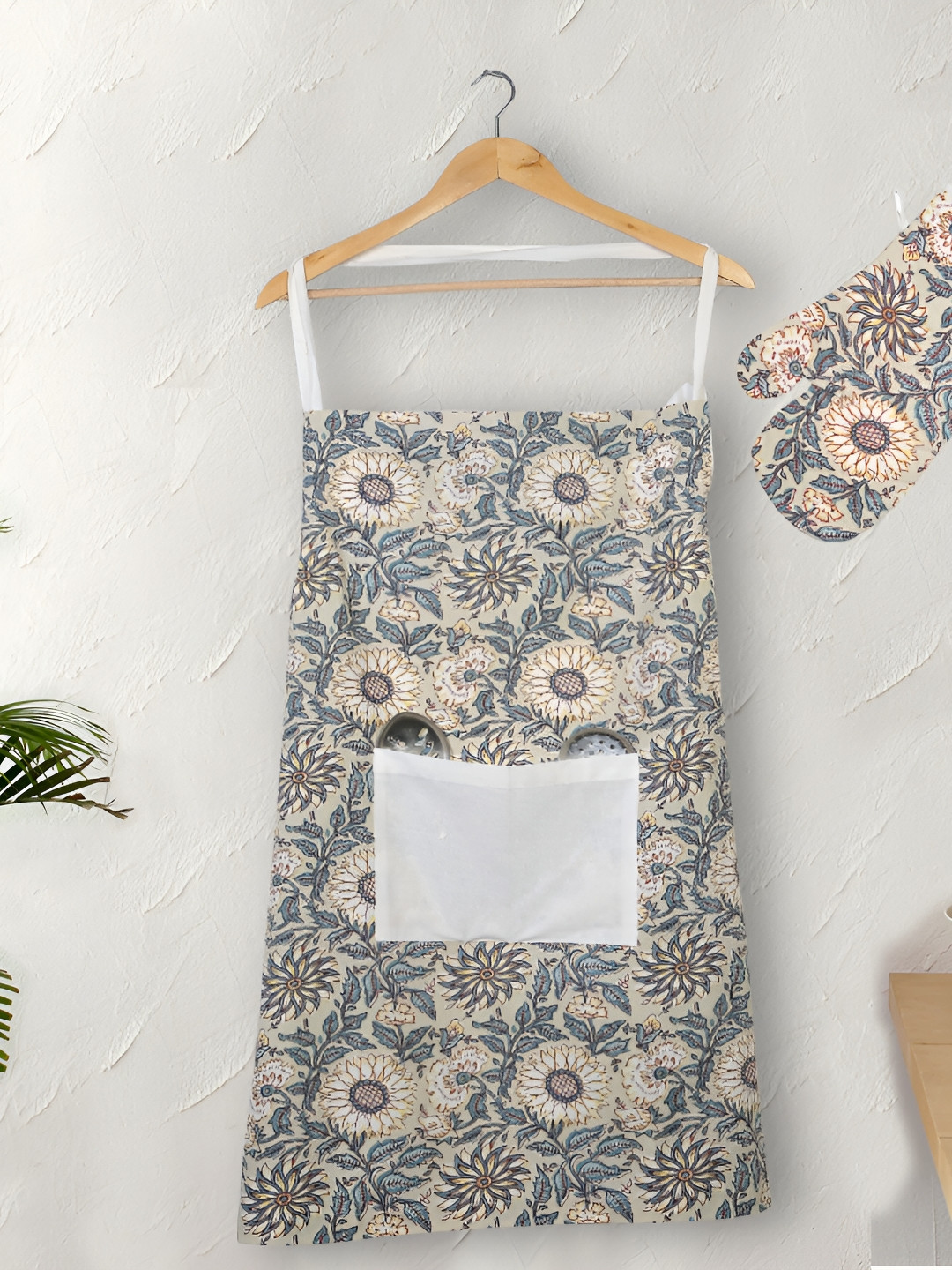 Texstylers Beige 2 Pieces Printed Cotton Oven Gloves & Apron Set