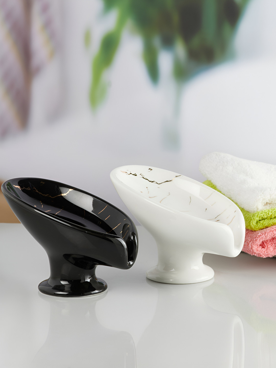 Kookee Black & White Abstract Ceramic Soap Dish