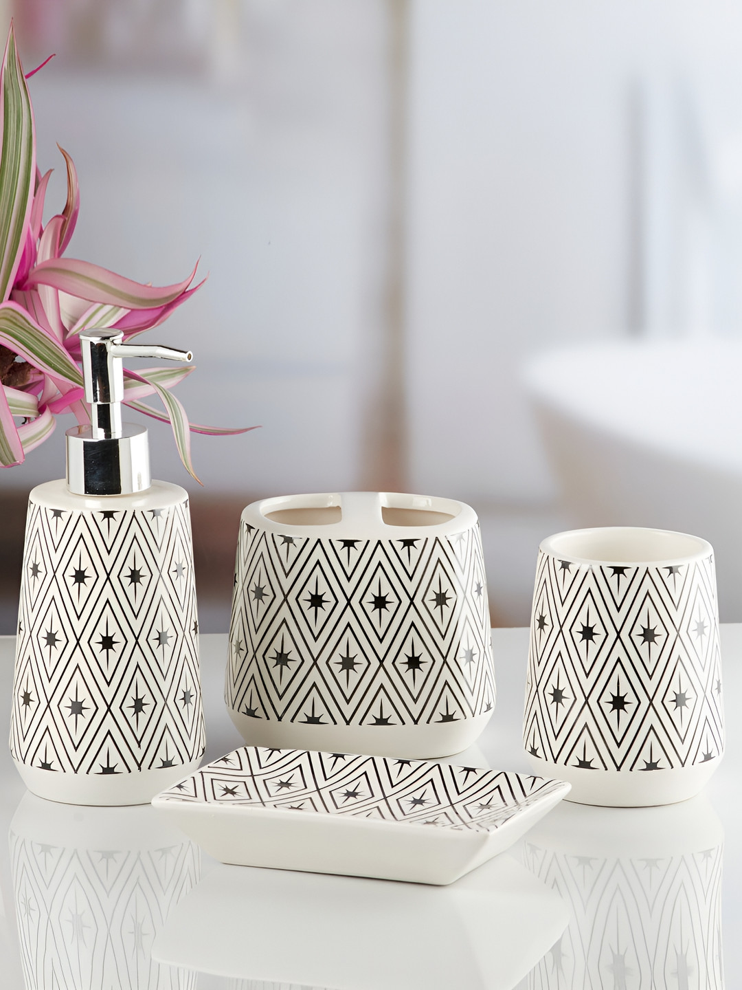 Kookee White and Black 4 pieces Abstract Ceramic Bath Accessories Set